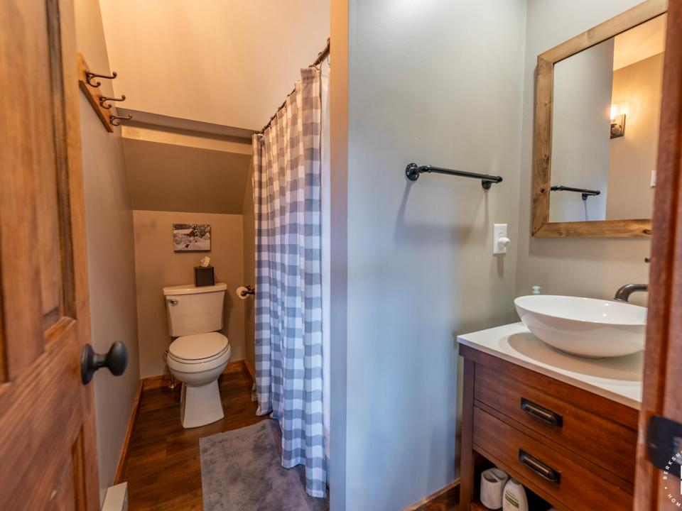 LakePlacidHomeOnCoyote_GH_Bathroom