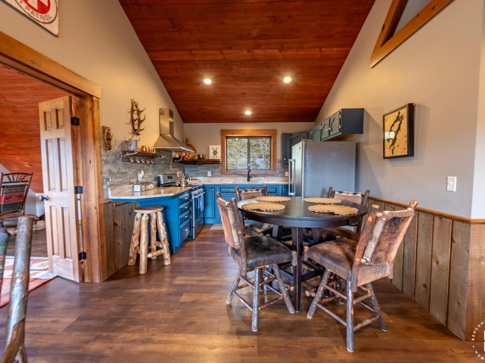 LakePlacidHomeOnCoyote_GH_DR_Kitchen