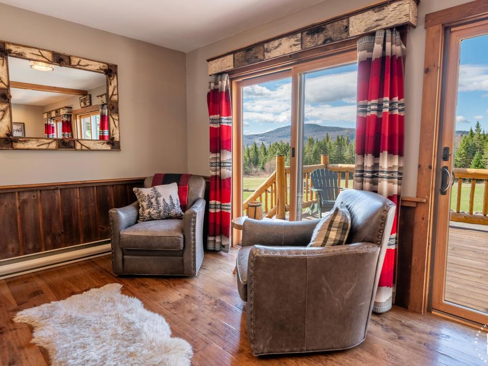 LakePlacidHomeOnCoyote_Kitchen_SittingAr