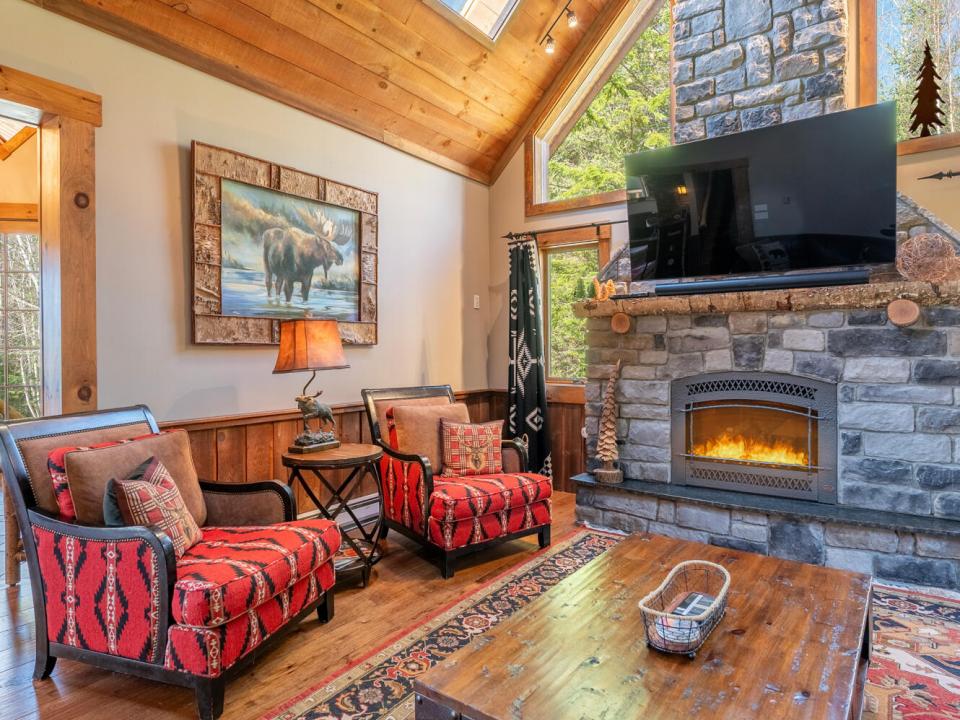 LakePlacidHomeOnCoyote_LR_V