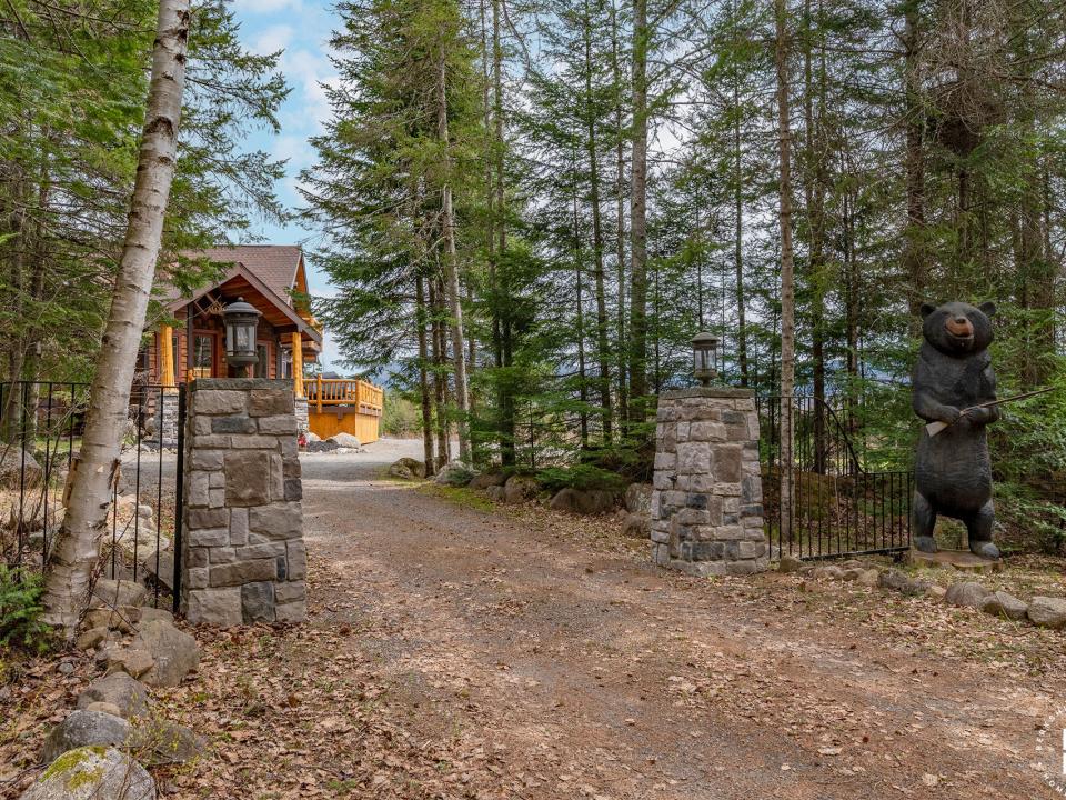 LakePlacidHomeOnCoyote_Pillar_Entry