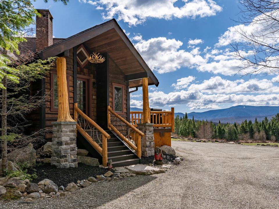 LakePlacidHomeOnCoyote_Exterior_MH_Entra