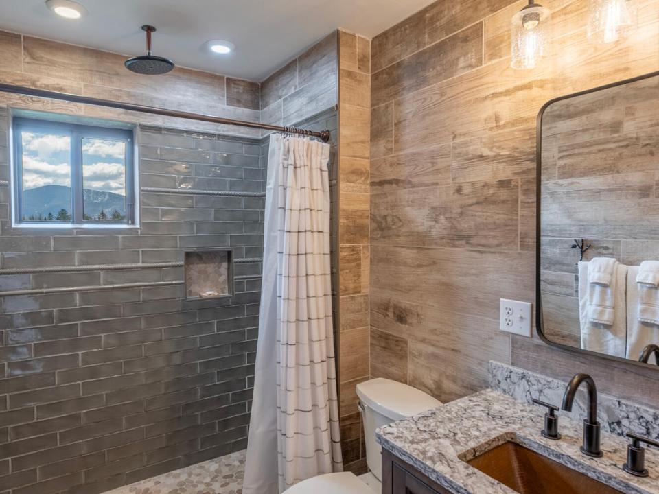 LakePlacidHomeOnCoyote_Bathroom1