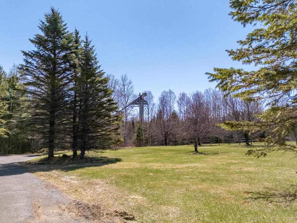 AdirondackHomeOnJohnBrownRd_A_Yard_SkiJu