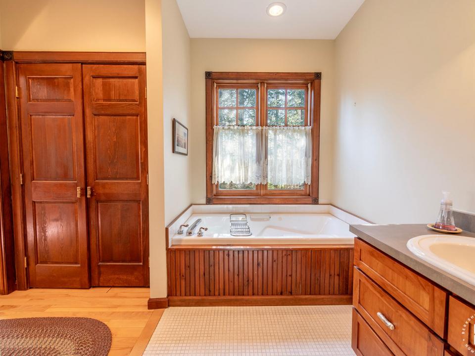 AdirondackHomeOnJohnBrownRd_Bathroom1