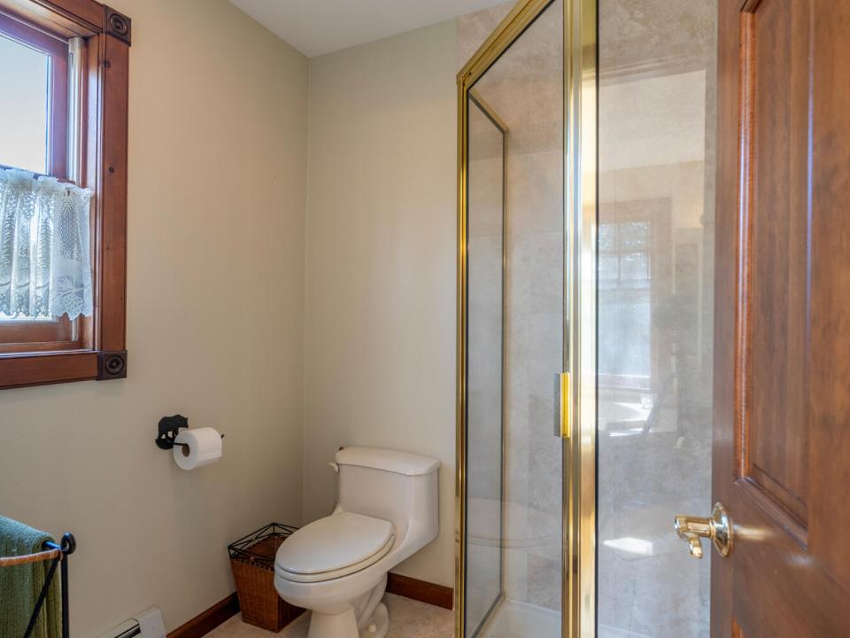 AdirondackHomeOnJohnBrownRd_Bathroom2_Sh