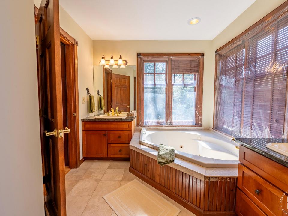 AdirondackHomeOnJohnBrownRd_Bathroom2_Va