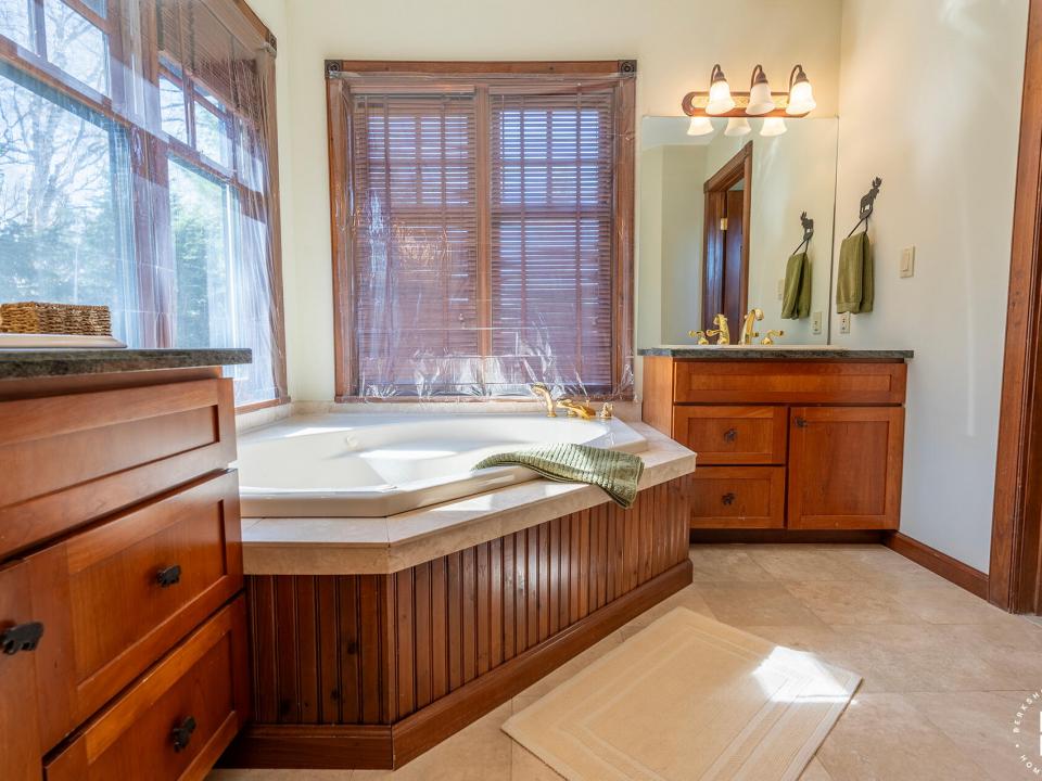 AdirondackHomeOnJohnBrownRd_Bathroom2