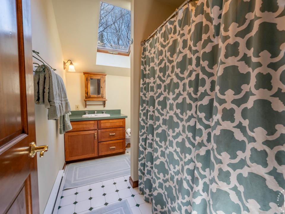 AdirondackHomeOnJohnBrownRd_Bathroom3