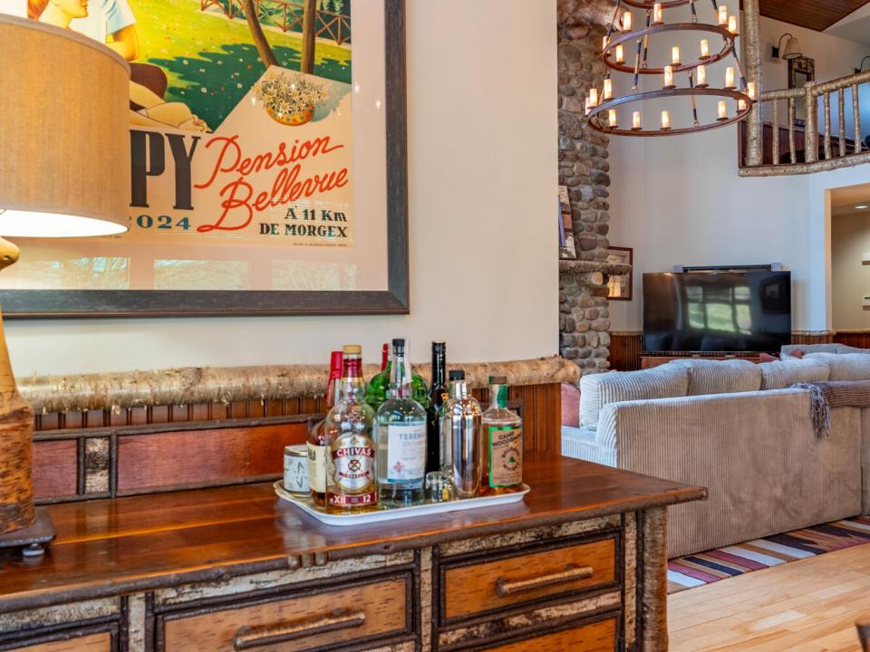 AdirondackHomeOnJohnBrownRd_DR_Hutch