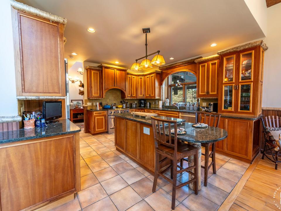 AdirondackHomeOnJohnBrownRd_Kitchen_L