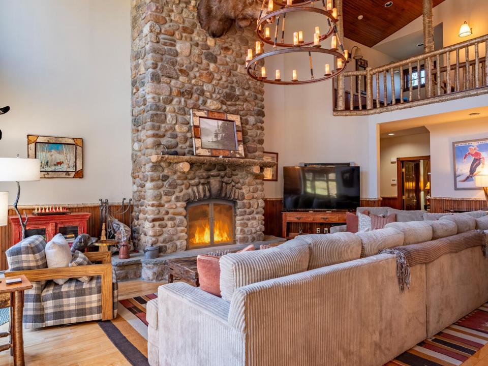 AdirondackHomeOnJohnBrownRd_LR_L_V