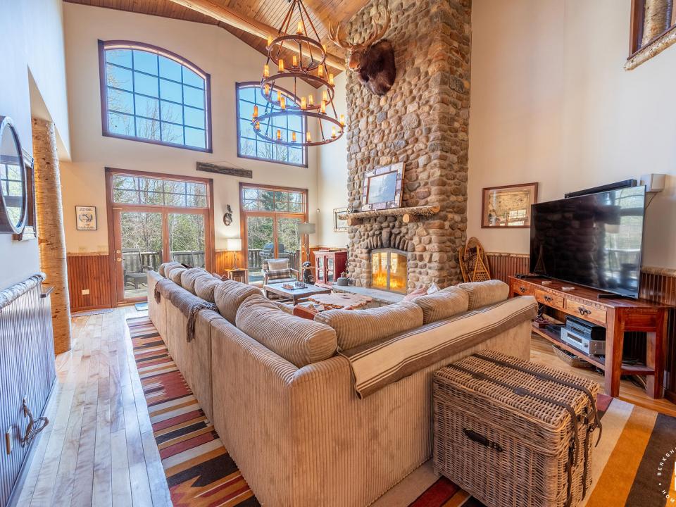 AdirondackHomeOnJohnBrownRd_LR_R