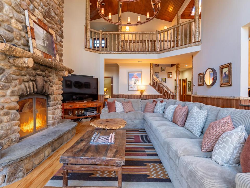 AdirondackHomeOnJohnBrownRd_LR_V