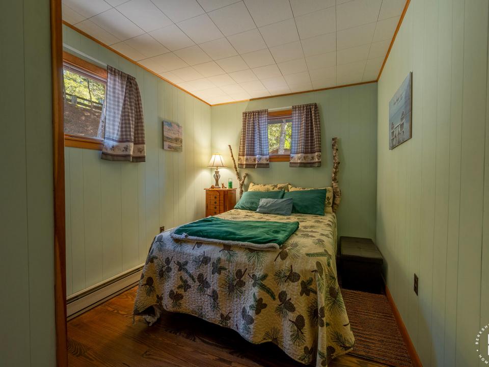CampOnFishCreekPonds_Bedroom1