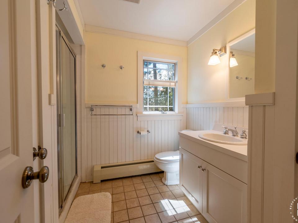 HomeOnStonyCreekPonds_Bathroom1