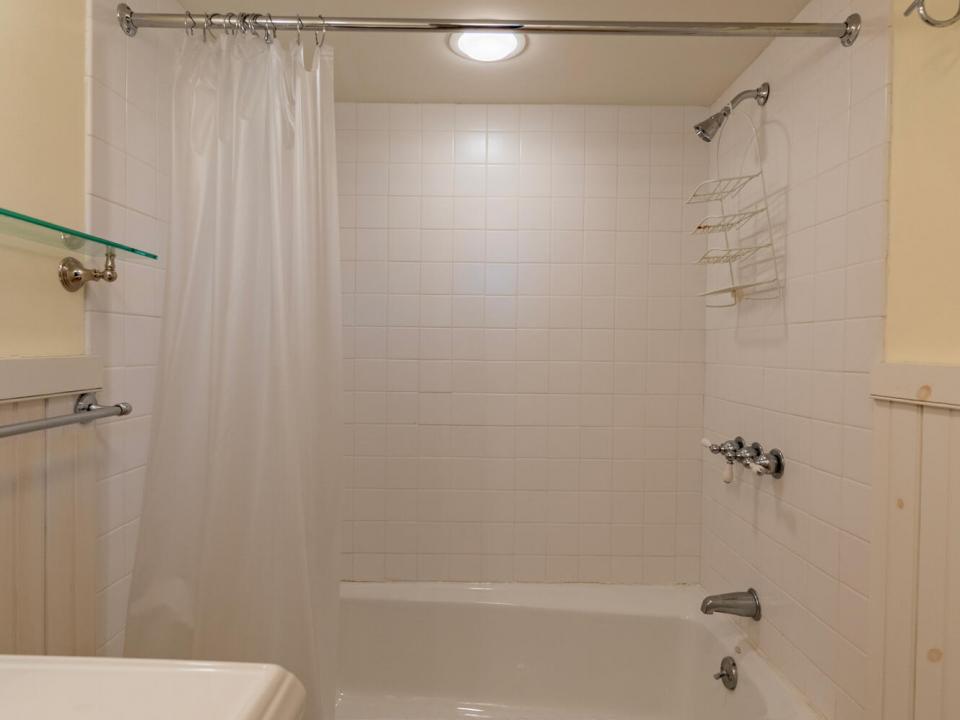 HomeOnStonyCreekPonds_Bathroom2_Shower