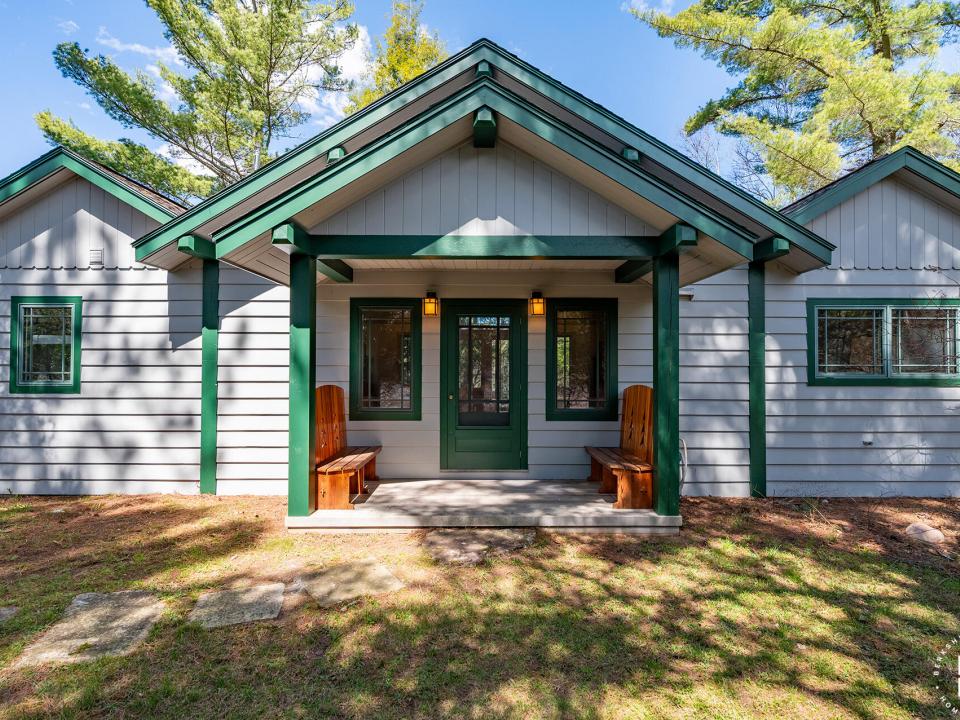 HomeOnStonyCreekPonds_Exterior_Entry