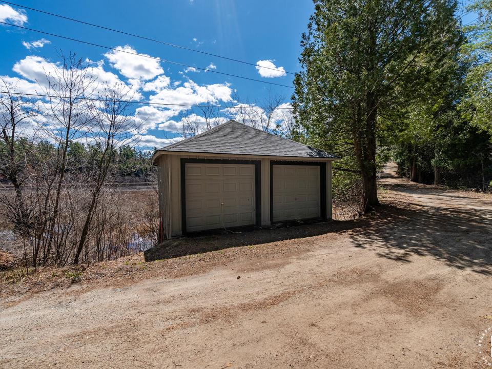 HomeOnStonyCreekPonds_Garage