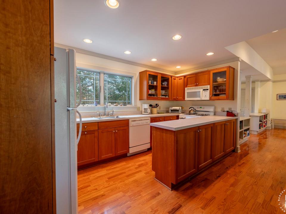 HomeOnStonyCreekPonds_Kitchen