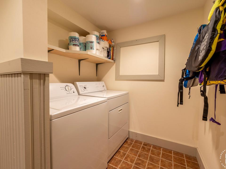 HomeOnStonyCreekPonds_LaundryRoom