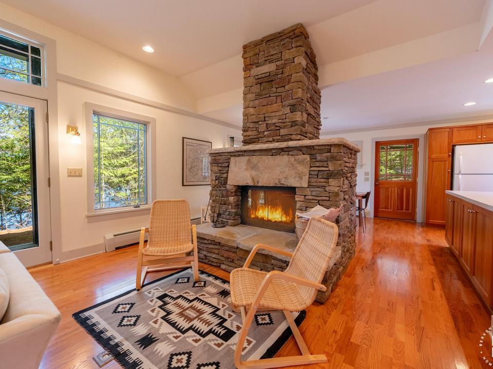 HomeOnStonyCreekPonds_LR_Fireplace