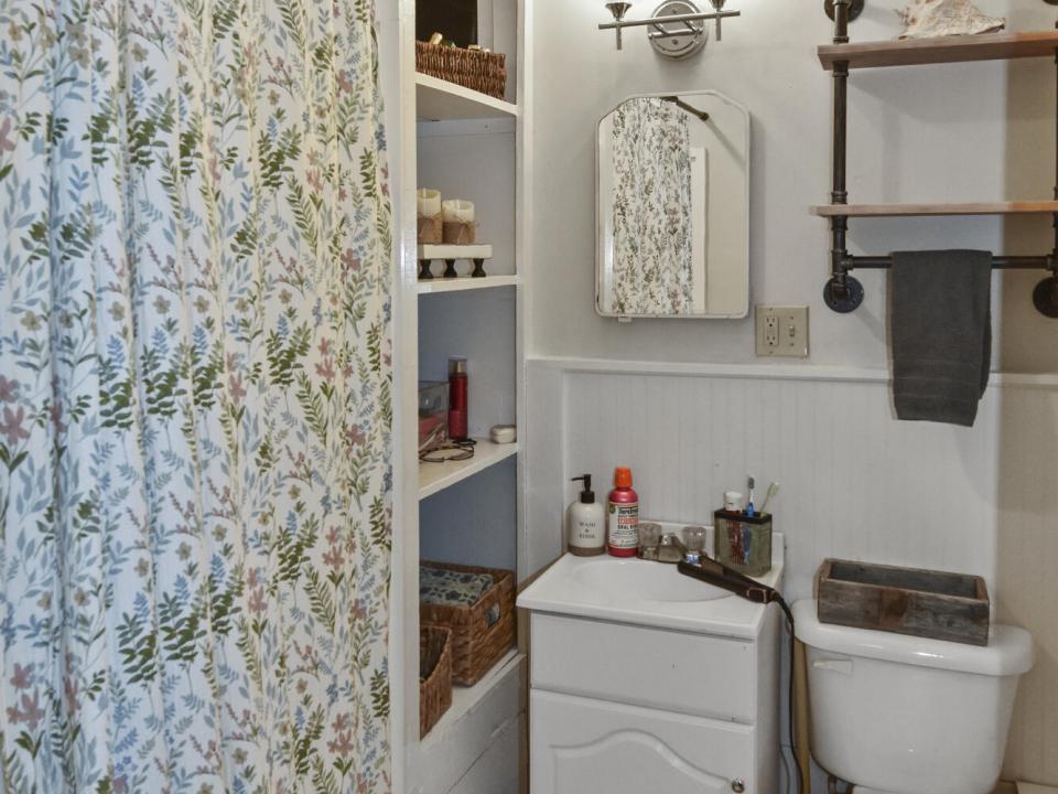 Apt 6 Bathroom copy_