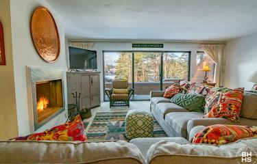 Beaver4TownhomeInLakePlacid_LivingRoom_T