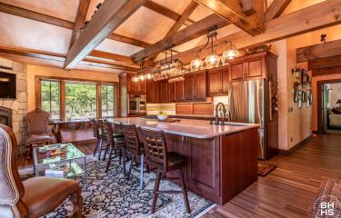 PinnacleLodge_Villa_BreakfastBar_Kitchen