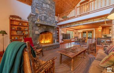 KeeneHomeOnRoundTop_GreatRoom_SittingAre