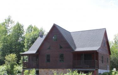 Front view/Exposed basement side